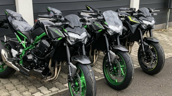 KAWASAKI Z900 HÚÚ!